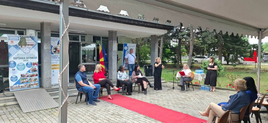 Панел дискусија & модна ревија