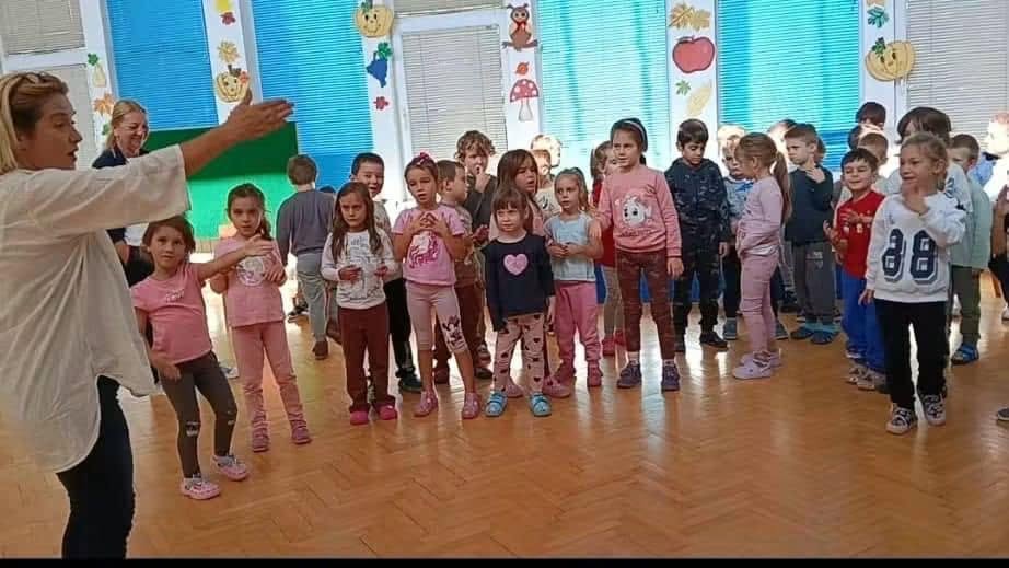 ЗНАЕЊЕТО СЕ ДЕЛИ - УЧИМЕ ЗНАКОВЕН ЈАЗИК!